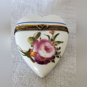LIMOGES FRANCE HANDPAINTED PORCELIN HINGED TRINKET BOX - HEART WITH FLOW…